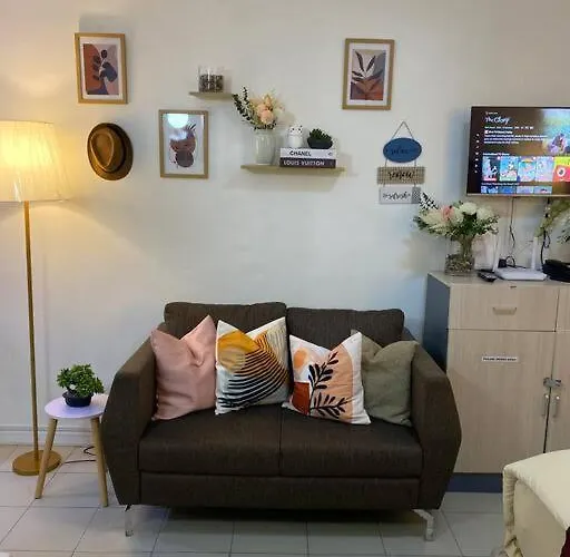 Minimalist With Luxury Bed Good For 1-4pax High Speed Wifi With Netflix Free Pool & Parking Apartment *