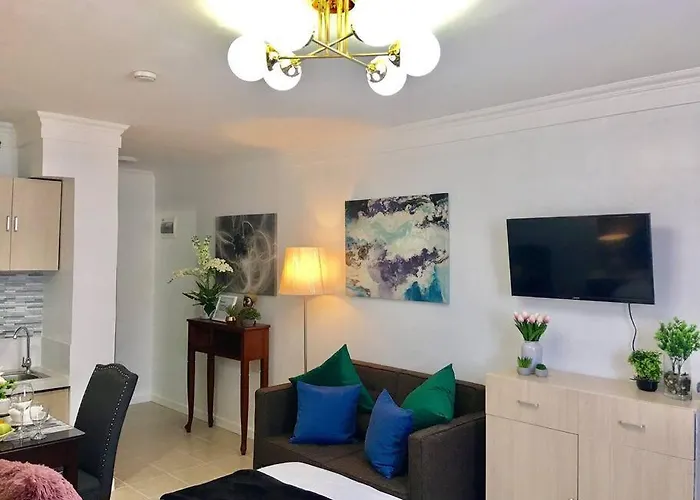 Minimalist With Luxury Bed Good For 1-4pax High Speed Wifi With Netflix Free Pool & Parking Apartment