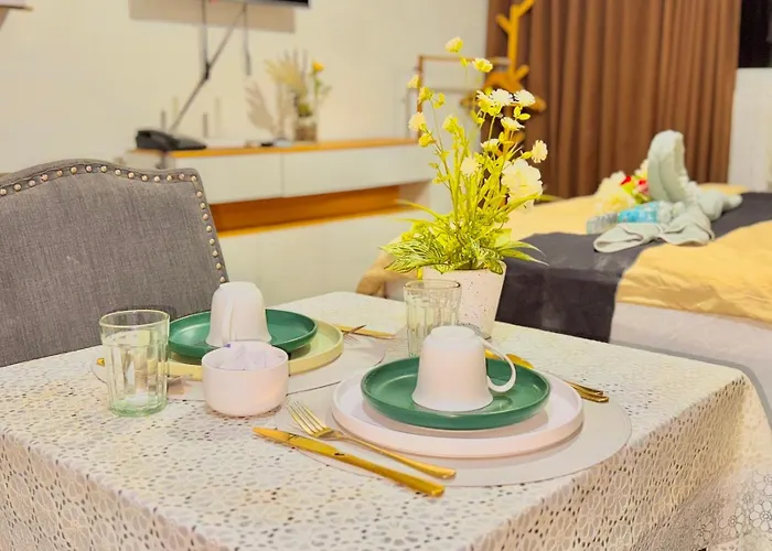 Minimalist With Luxury Bed Good For 1-4pax High Speed Wifi With Netflix Free Pool & Parking Apartment *