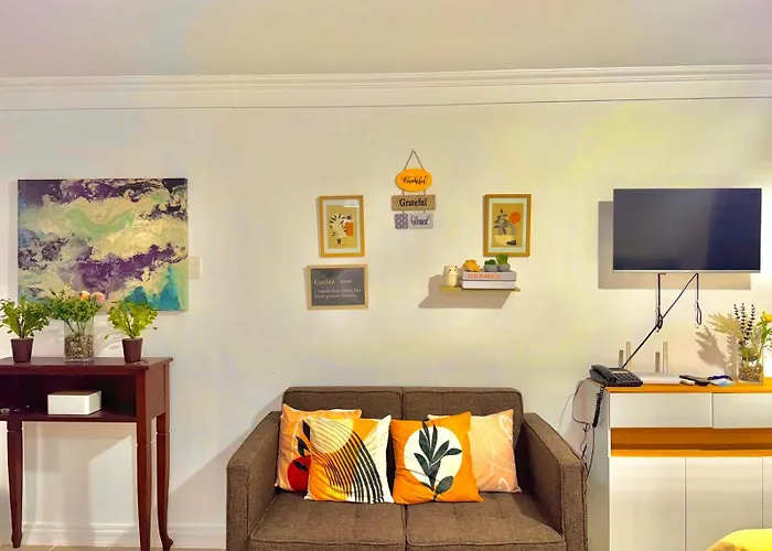 Apartment Minimalist With Luxury Bed Good For 1-4pax High Speed Wifi With Netflix Free Pool & Parking Suba Basbas