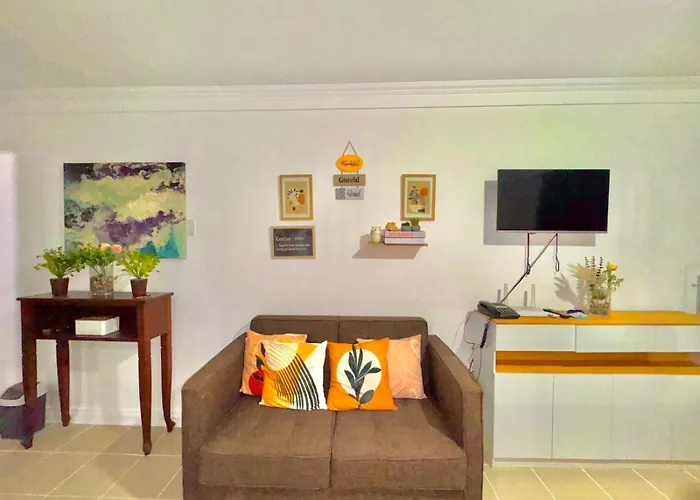 Minimalist With Luxury Bed Good For 1-4pax High Speed Wifi With Netflix Free Pool & Parking *