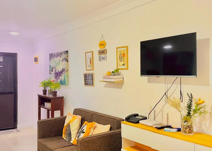 Apartment Minimalist With Luxury Bed Good For 1-4pax High Speed Wifi With Netflix Free Pool & Parking Suba Basbas