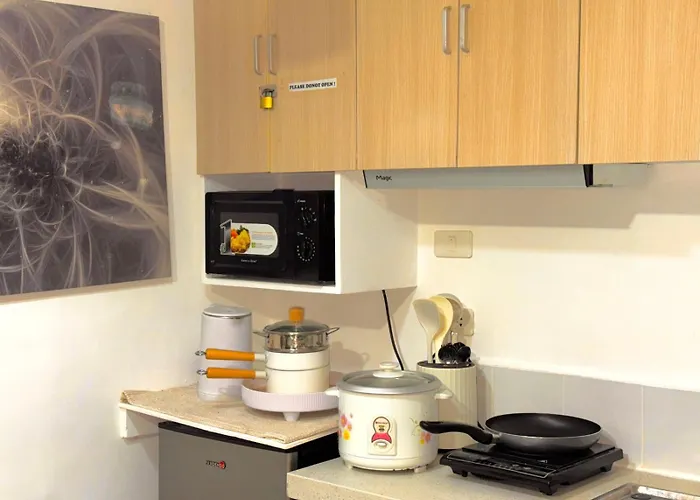 Minimalist With Luxury Bed Good For 1-4pax High Speed Wifi With Netflix Free Pool & Parking Apartment Suba Basbas