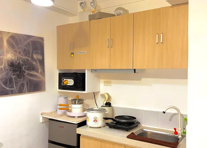 Minimalist With Luxury Bed Good For 1-4pax High Speed Wifi With Netflix Free Pool & Parking Apartment Suba Basbas