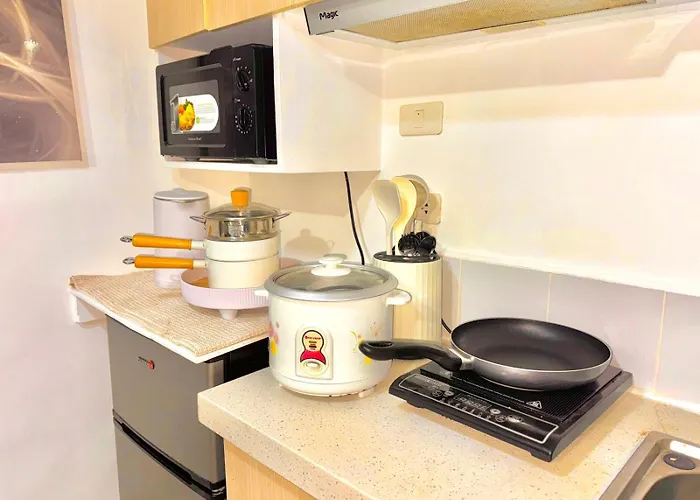 Minimalist With Luxury Bed Good For 1-4pax High Speed Wifi With Netflix Free Pool & Parking Apartment Suba Basbas